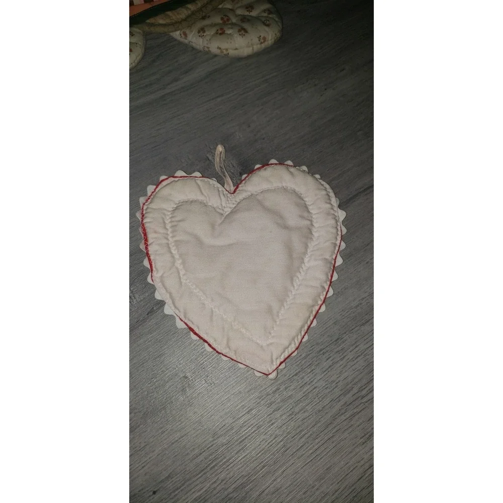 Vintage heart shaped pot holder, Red and white. 1970s